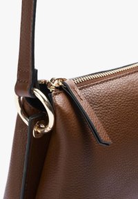 Bolso de mano de cuero marrón con superficie texturizada, accesorios dorados y un acento negro en el borde. Cierre con cremallera en la parte superior.