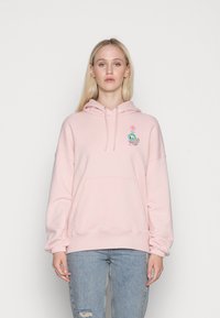 Felpa rosa realizzata in morbido tessuto, con tasca frontale, cappuccio con cordino e una grafica colorata sul petto. Maniche con polsini aderenti.