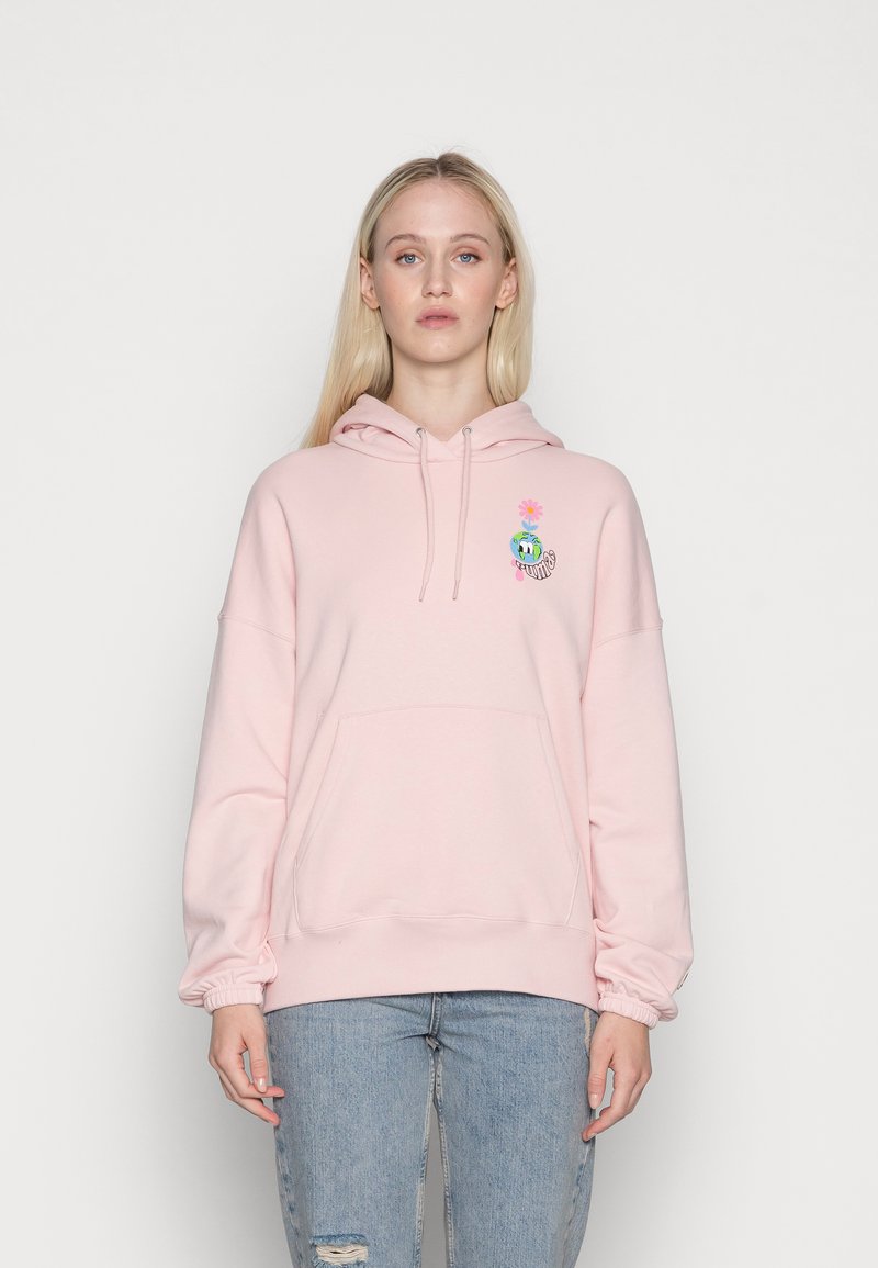 Felpa rosa realizzata in morbido tessuto, con tasca frontale, cappuccio con cordino e una grafica colorata sul petto. Maniche con polsini aderenti.
