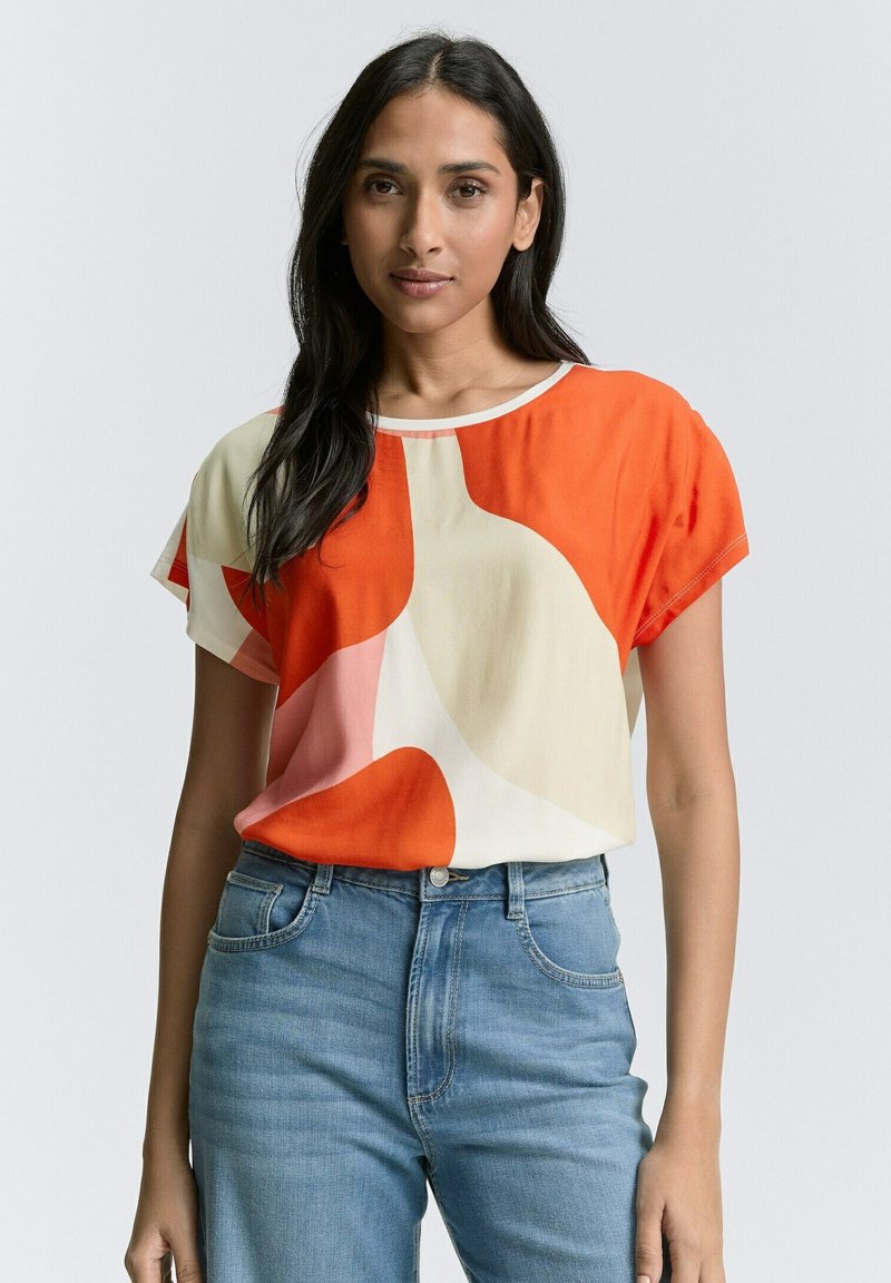 Kurzes Oberteil aus leichtem Stoff mit einem abstrakten Muster in Orange, Creme und Pink sowie einem runden Ausschnitt.