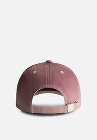 Baseballpet van mauve stof met een gladde textuur. Voorzien van een verstelbare band en subtiele stikdetails, met een geventileerde achterkant.