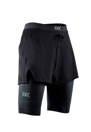 Shorts de course noirs superposés avec des shorts de compression ajustés en dessous, dotés d'une taille à cordon de serrage et de logos de marque sur la ceinture et la cuisse.