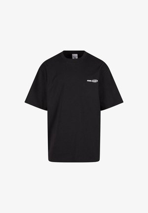 Musta puuvillapaita lyhyillä hihoilla, pyöreällä kaula-aukolla ja valkoisella logolla rinnassa. Yksinkertainen muotoilu, suora leikkaus ilman kuvioita.