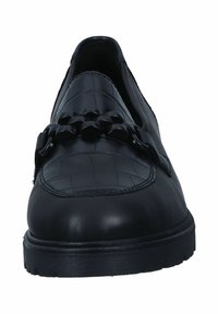 Mocasines de cuero negro con un patrón texturizado de cocodrilo en el empeine, con un detalle decorativo de cadena y una suela de goma duradera.