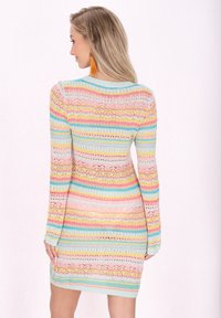 Abito in maglia caratterizzato da strisce orizzontali multicolori in rosa, blu, giallo e verde, con una silhouette aderente e maniche lunghe.