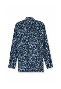 Langemouwenshirt van stof met een marineblauwe achtergrond en een bloemenpatroon in lichtblauw, roze en groene tinten; standaard kraag.