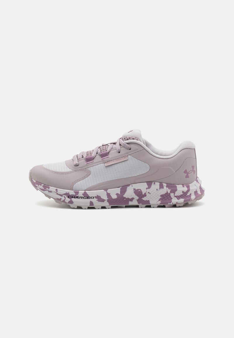 Baskets de sport violet clair avec tige en maille texturée, col rembourré et semelle à motif camouflage. Présente un logo et un renfort au niveau des orteils pour plus de durabilité.