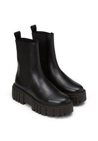 Zwarte leren enkellaarsjes met elastische zijkanten, stevige rubberen zolen en trekhaakjes. Gladde textuur met minimale details.