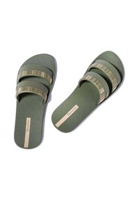 Een paar olijfgroene slippers met twee gestreepte banden en een gestructureerde voetbed op een witte achtergrond.