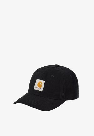 Gorra de béisbol negra de seis paneles con visera curva y un parche cuadrado blanco con un logo amarillo en la parte frontal.