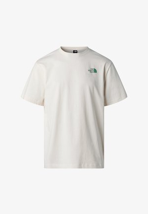 Kremowy bawełniany t-shirt z krótkimi rękawami, okrągłym dekoltem, z małym zielonym logo na lewej piersi. Gładka faktura, luźny krój.