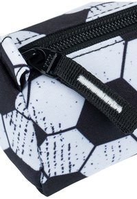 Quaderno in bianco e nero con design di un pallone da calcio. Realizzato in tessuto resistente, presenta una cerniera con un cursore testurizzato e un motivo esagonale.