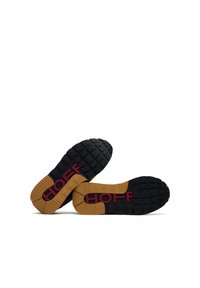 Suole delle sneakers in gomma nera e gommata con superficie antiscivolo. Branding "HOFF" rosso in mostra sui lati. Design resistente per un utilizzo all'aperto.