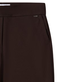 Mörkbruna byxor med en slät, matt textur, som har en enkel midjeband och en liten varumärkesmetalltag nära fickan.