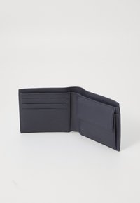 Portofel bifold navy, realizat din piele netedă, având mai multe sloturi pentru carduri, un singur compartiment și un design minimalist.