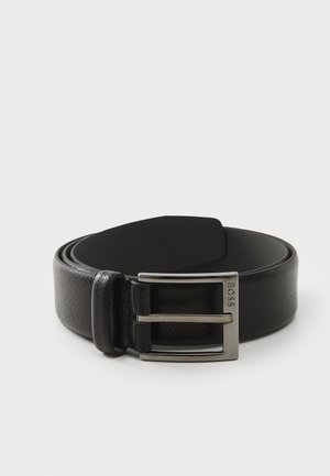 Ceinture en cuir noir avec une texture lisse, dotée d'une boucle rectangulaire en ton argent et d'un logo de marque embossé sur le métal.