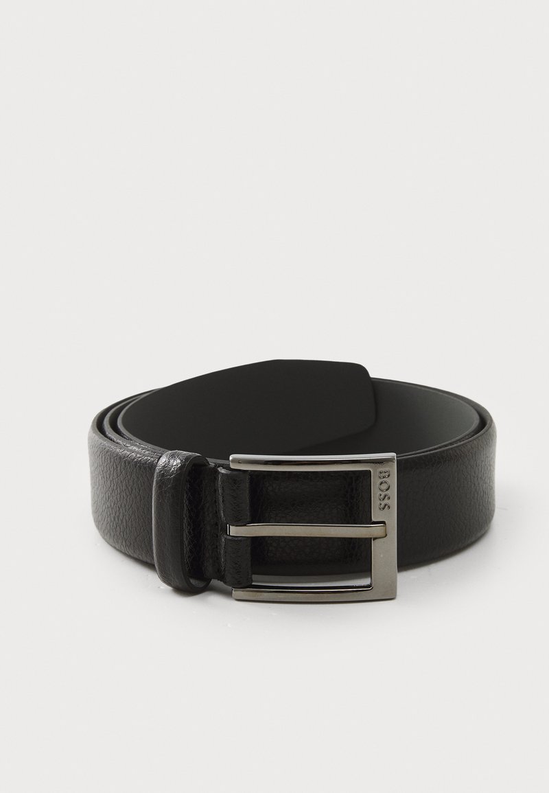 Ceinture en cuir noir avec une texture lisse, dotée d'une boucle rectangulaire en ton argent et d'un logo de marque embossé sur le métal.