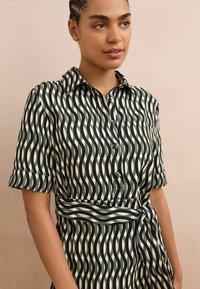 Next TALL FIT MINI TIE WAIST  - Ingruha - green black geo print