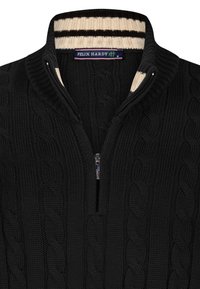 Maglione nero lavorato a maglia con motivo a trecce, presenta un colletto con zip e righe crema e marrone, etichettato "FELIX HARDY."