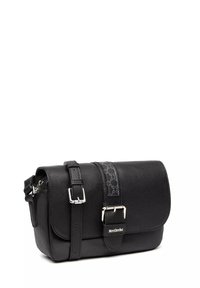 Czarna skórzana torba na ramię o fakturowanej powierzchni, z klapą na zatrzask, srebrnymi elementami i regulowanym paskiem z wzorzystym akcentem.