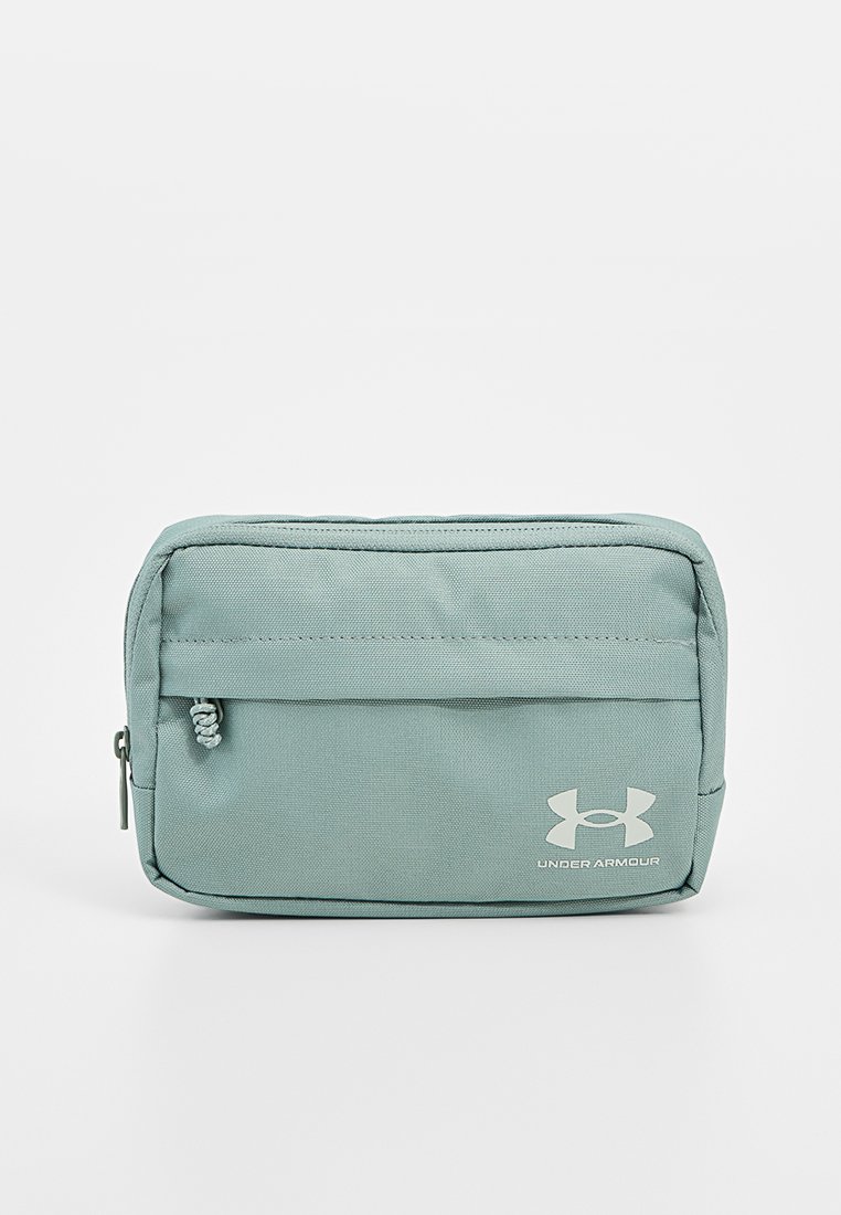 Bolsa rectangular verde claro de Under Armour con un bolsillo frontal con cremallera y logo en la esquina inferior derecha.
