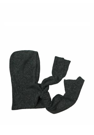 Mørkegrå strikket hætte med tilhørende tørklæde, lagt fladt på hvid baggrund, tørklædets ender viser en fluffy tekstur.