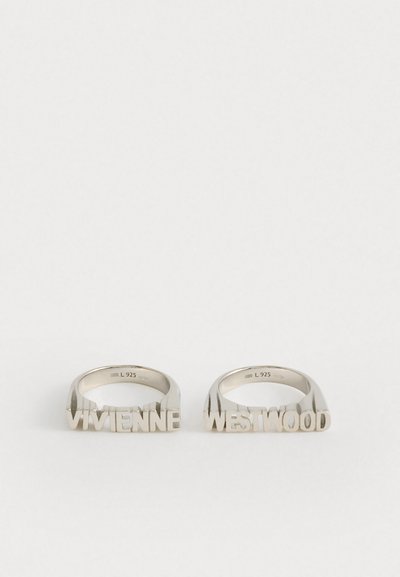 Twee zilveren ringen met blokletters die "VIVIENNE" en "WESTWOOD" spellen, gestempeld met "L 925" binnen elke band.