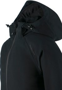 Sort udendørsjakke med hætte, justerbare snore og lynlås. Stoffet har en glat tekstur og et syet logo detaljeret på siden.