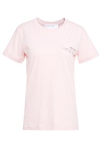 Ljusrosa t-shirt i bomull med korta ärmar, rund halsringning och en liten tryckt etikett på framsidan som beskriver de återvinningsbara material som används.