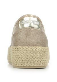 Baskets espadrilles beiges avec une tige en toile texturée, une semelle intermédiaire en jute tressé et un accent doré métallisé au talon.