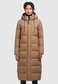 Manteau d'hiver long marron avec capuche, doté d'une fermeture éclair à l'avant, de coutures verticales et de poches latérales. Texture lisse avec une coupe cintrée.
