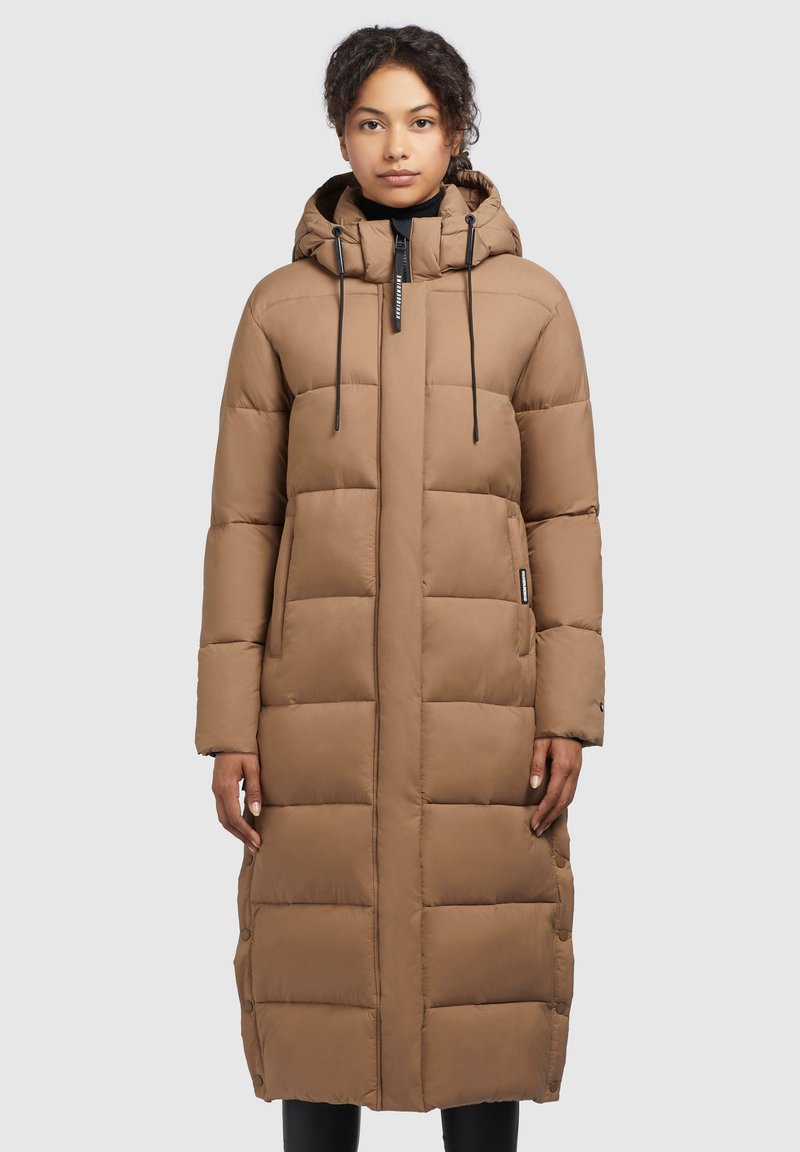 Manteau d'hiver long marron avec capuche, doté d'une fermeture éclair à l'avant, de coutures verticales et de poches latérales. Texture lisse avec une coupe cintrée.