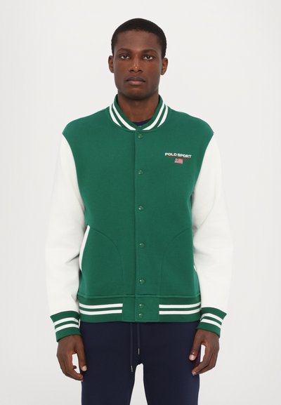 Zelená varsity bunda s bílými rukávy, žebrovanými manžetami a zeleným pruhovaným límcem. Obsahuje logo "POLO SPORT" a zapínání na knoflíky.