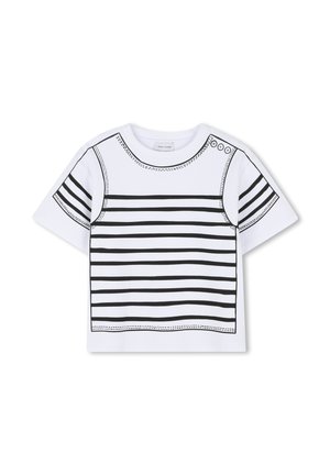 Wit T-shirt met een zwart horizontaal gestreept patroon, voorzien van zwarte stiksels en drie decoratieve knopen op de linkerschouder.