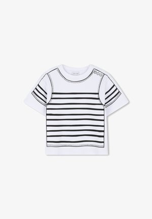 Wit T-shirt met een zwart horizontaal gestreept patroon, voorzien van zwarte stiksels en drie decoratieve knopen op de linkerschouder.