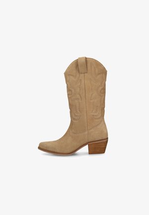 Beige suède western cowboylaars met decoratieve stiksels, aantreklus, puntige neus en gestapelde houten hak.