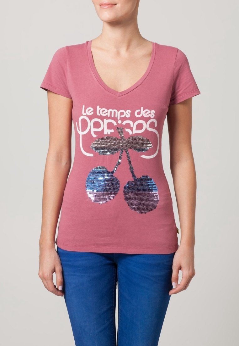 Rosa V-ringad T-shirt med en paljettcerise-design i blått och lila. Texten "Le temps des pêches" är tryckt i vitt.