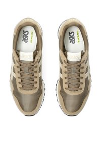 Beiga atletiska sneakers i mesh och mocka, rund tå, snörning framtill och kontrasterande vit och mörk gummisula.