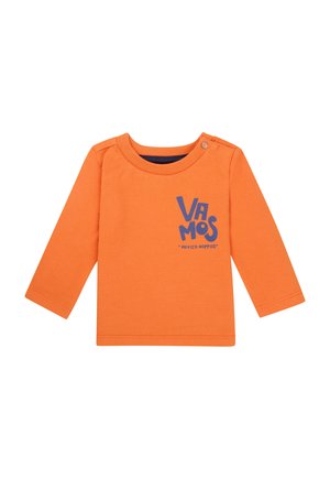 Langes orange Hemd aus Baumwolle mit navy Rundhalsausschnitt, das auf der Vorderseite den blauen Grafiktext "VA MOS" und einen Druckknopf an der Schulter hat.