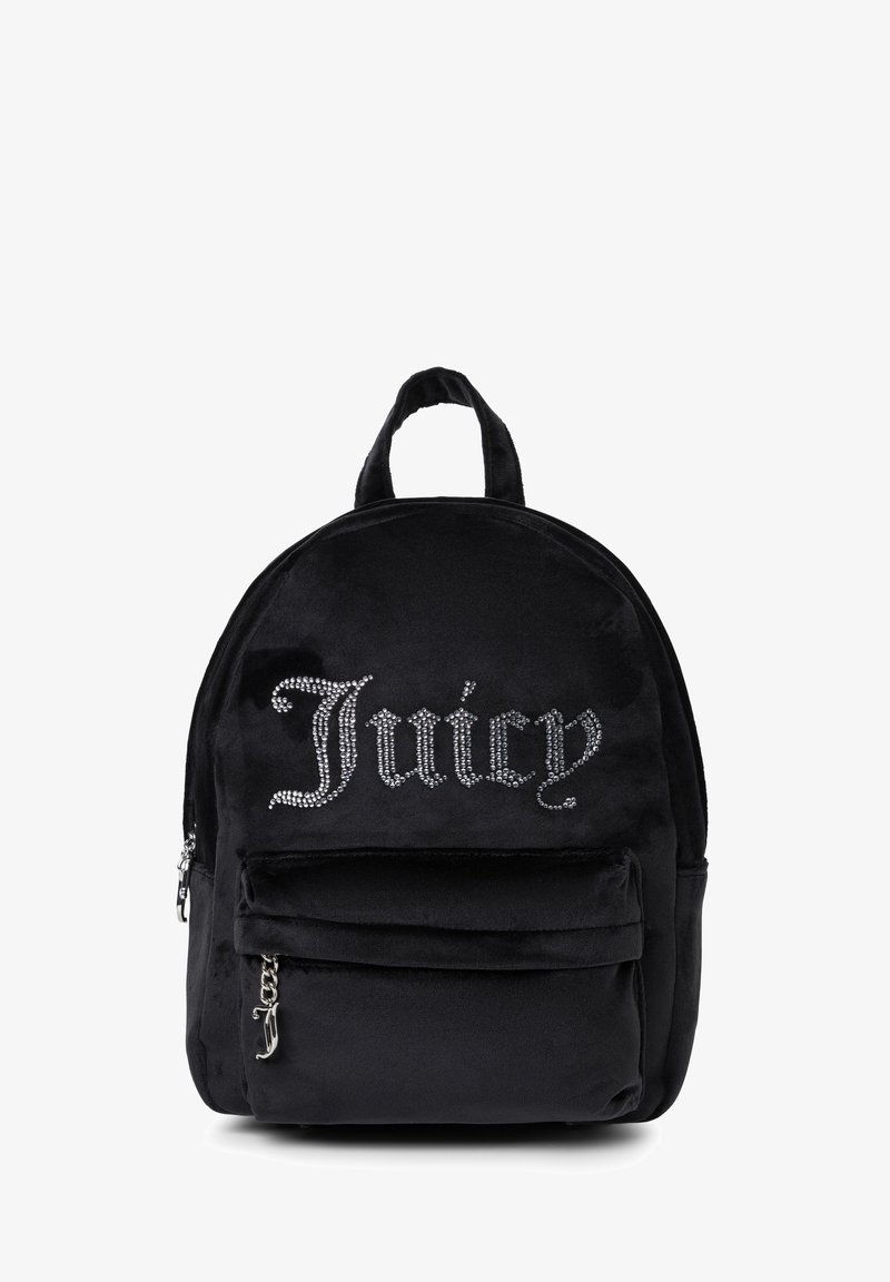 Melna samta mugursoma ar noapaļotu formu, ar rhinestone "Juicy" logo un priekšējo kabatu ar rāvējslēdzēju. Iekļauj augšējo rokturi un regulējamas siksnas.