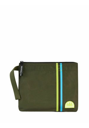 Petite pochette zippée vert olive avec sangle pour poignet, rayures verticales bleues et jaunes, et écusson rond du logo Sundek en bas à droite.