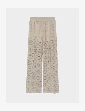 Pantaloni bej croșetați cu picior larg, cu modele hexagonale florale și talie elastică, design semi-transparent.