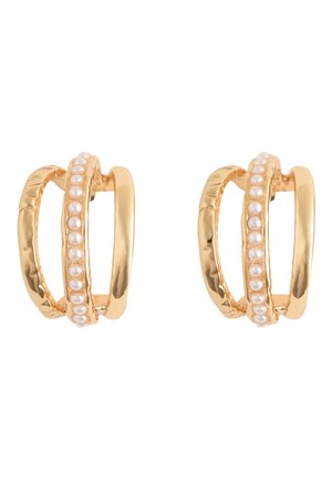 Paar goldfarbene Ohrringe mit dreifachem Kreisdessin, ein Ring mit kleinen weißen Perlen entlang des mittleren Bandes.