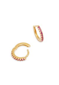Goldene Creolen mit pinkfarbenen Edelsteinen am äußeren Rand, versehen mit einem eleganten, geschwungenen Design und einem sicheren Verschlussmechanismus.