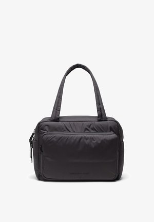 Sac matelassé noir avec doubles poignées, poche zippée à l'avant et texture lisse. Présente une forme rectangulaire et un marquage discret à l'avant.
