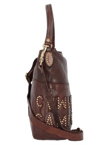 Borsa a tracolla in pelle marrone con borchie dorate, caratterizzata da una lunga tracolla e una superficie textured. La borsa ha un design morbidamente strutturato con lettering in rilievo.