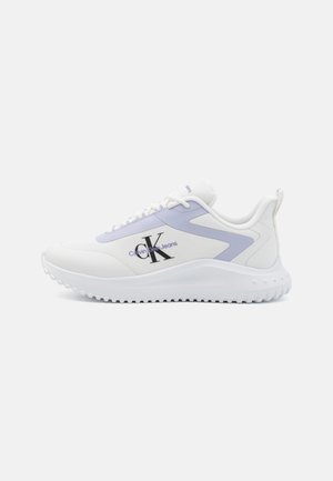 Las zapatillas Calvin Klein tienen un upper de tejido blanco con acentos en lavanda, una suela blanca acolchada y un logotipo prominente en el lateral.