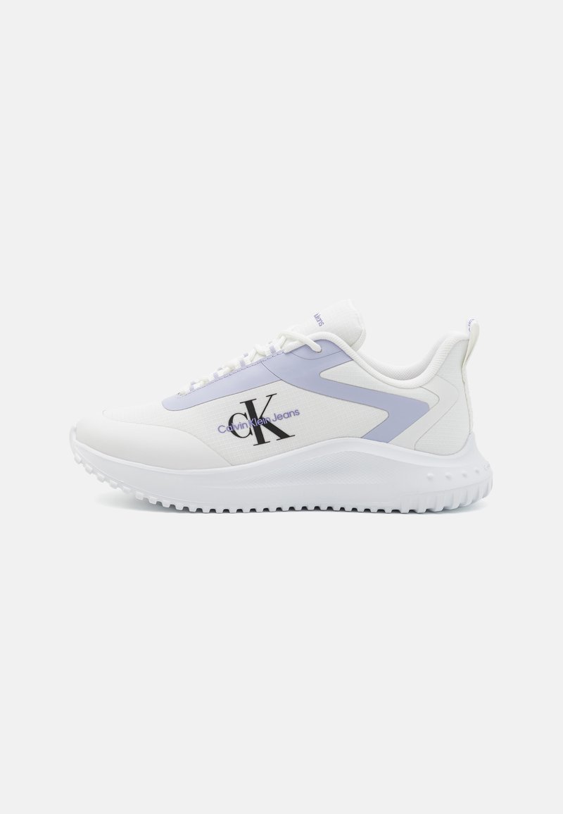 Les baskets Calvin Klein présentent une tige en textile blanche avec des accents lavande, une semelle blanche rembourrée et un logo bien en vue sur le côté.