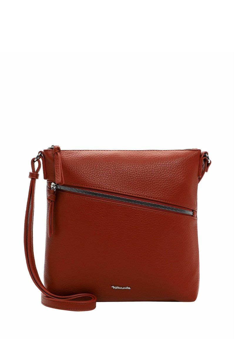 Borsa a tracolla rossa in pelle con finitura texturizzata, tasca frontale con zip e tracolla regolabile. Presenta hardware minimalista e dettaglio del logo.