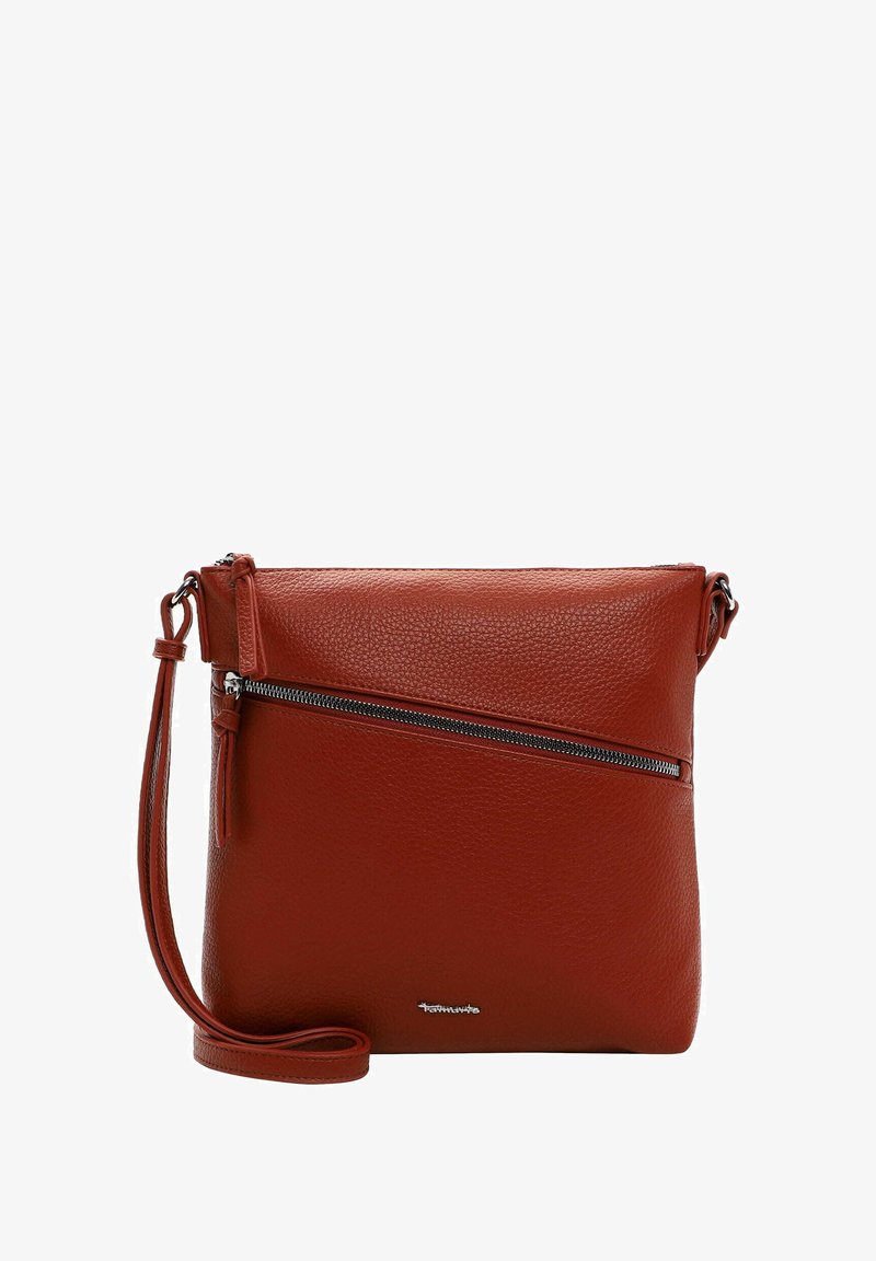 Borsa a tracolla rossa in pelle con finitura texturizzata, tasca frontale con zip e tracolla regolabile. Presenta hardware minimalista e dettaglio del logo.